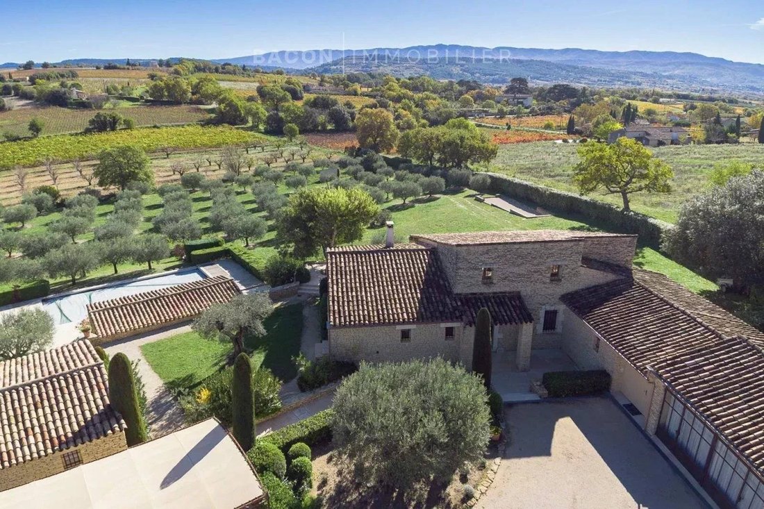 Estate in Saint-Saturnin-lès-Apt, Provence-Alpes-Côte d'Azur, France 1 - 18609759