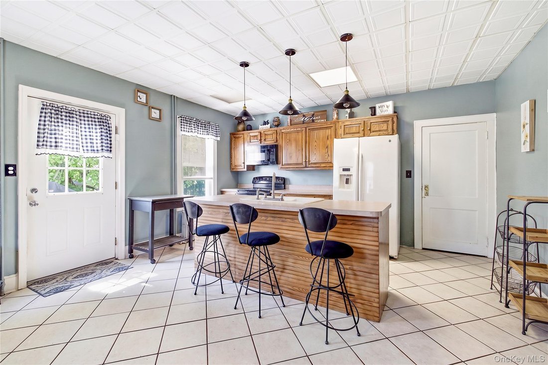 House in Lindenhurst, New York, United States 3 - 18655039