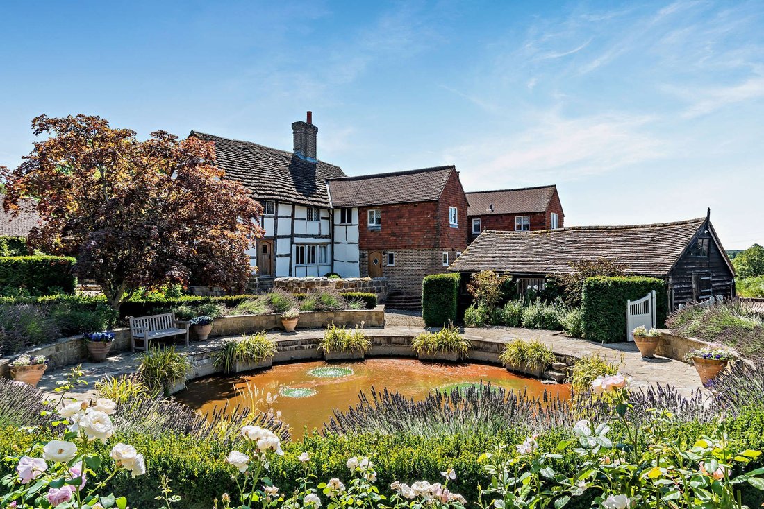 House in Copthorne, England 2 - 16832758