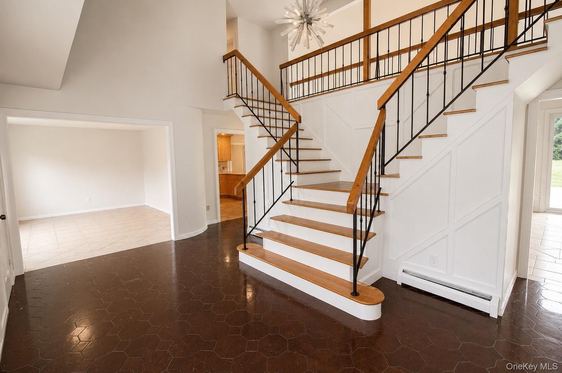 House in Syosset, New York, United States 5 - 18656412