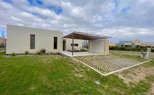 House in Neuquen, Neuquen, Argentina 1