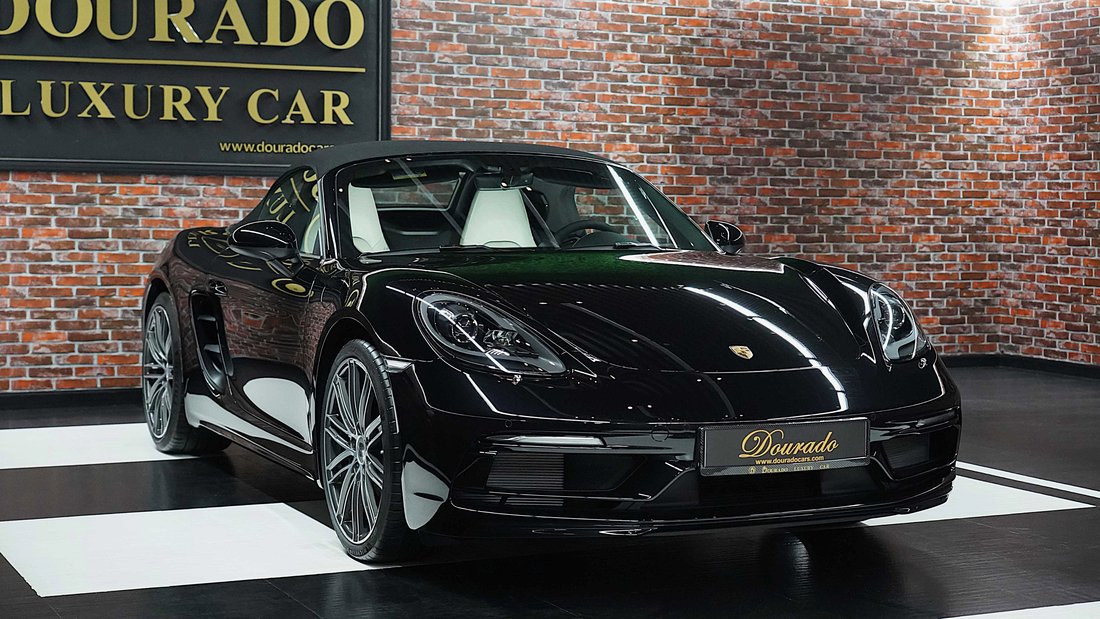 Cabriolet in Dubai, United Arab Emirates 1 - 18670245