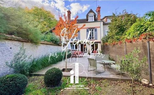 House in Fontainebleau, Ile-de-France, France 1