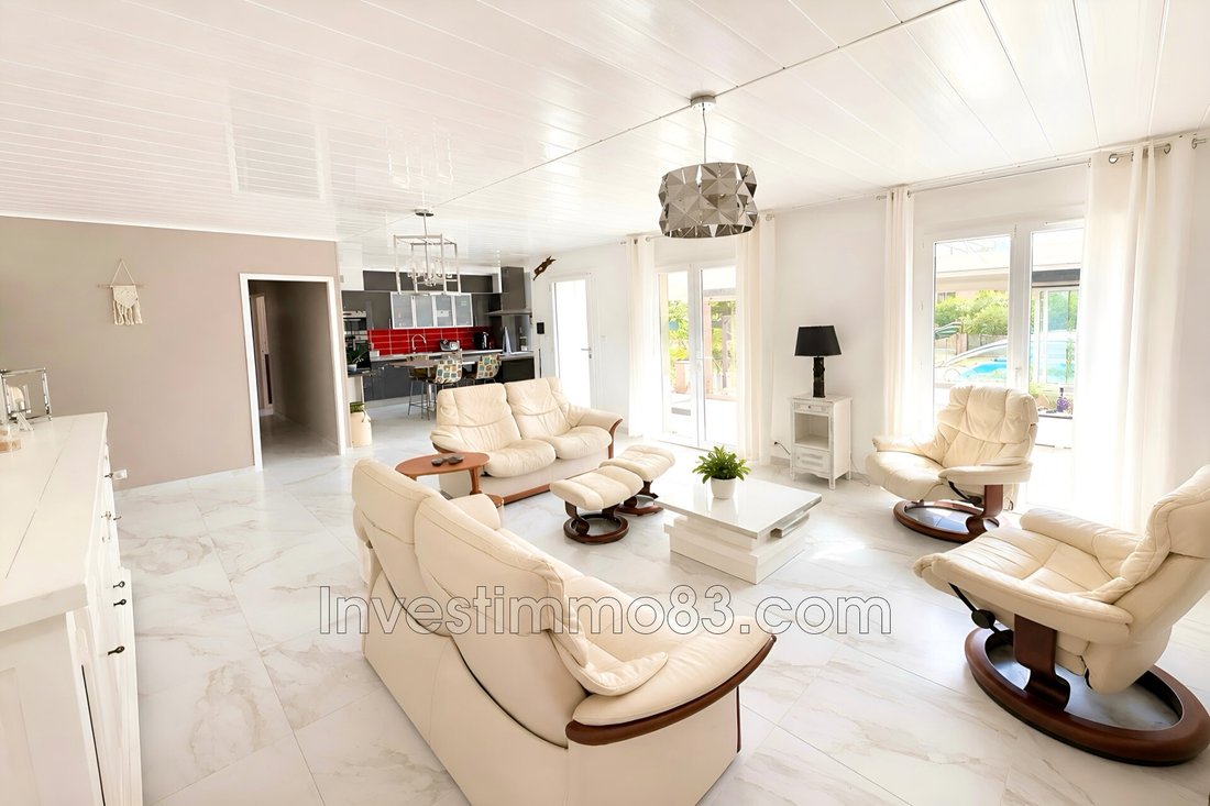 Villa in Rocbaron, Provence-Alpes-Côte d'Azur, France 2 - 18668229