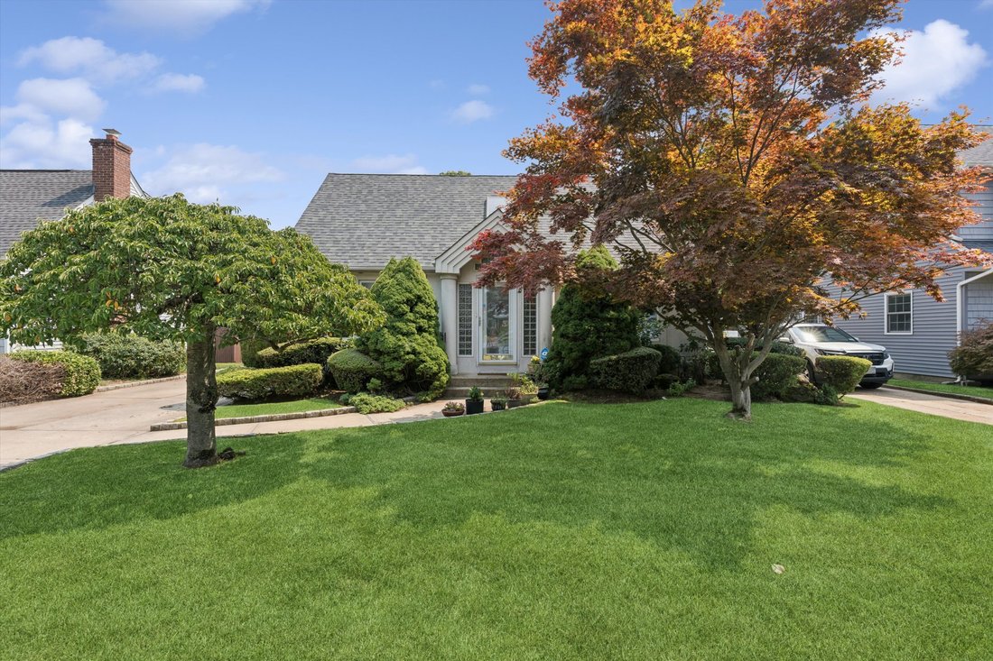 House in Merrick, New York, United States 1 - 18655029