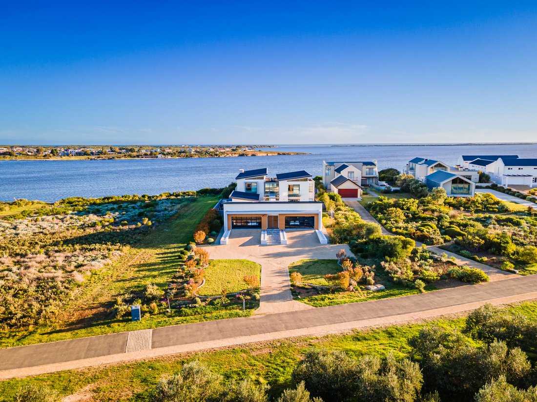 Country House in Overstrand Local Municipality, Western Cape, South Africa 1 - 18665084