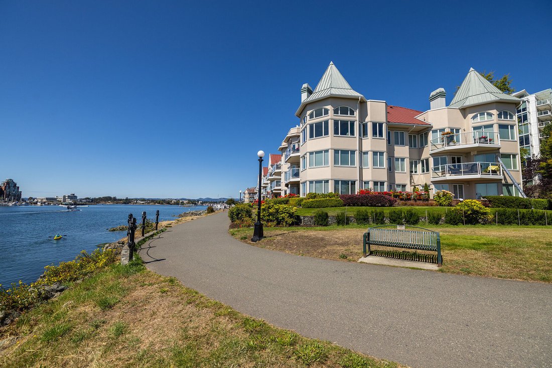 Condo in Victoria, British Columbia, Canada 1 - 18666429