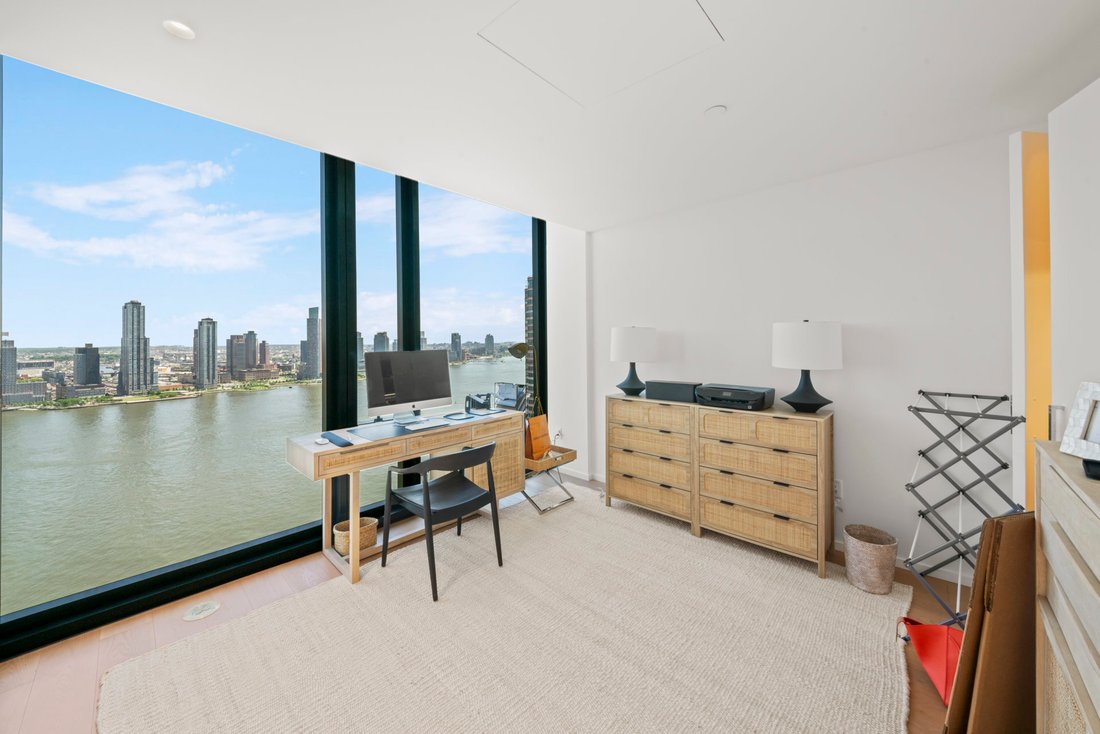 New York, New York, United States 1 - 18664303