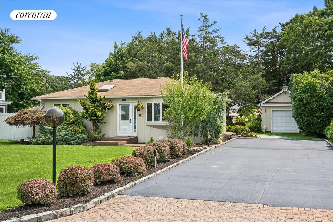 House in Center Moriches, New York, United States 1 - 18644650