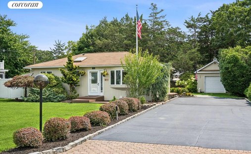 House in Center Moriches, New York, United States 1