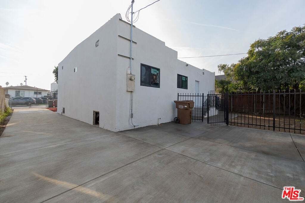 Los Angeles, California, United States 4 - 18667630