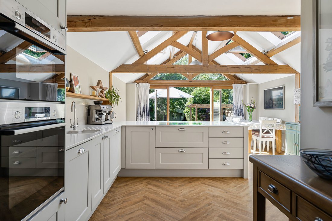 House in Frensham, England 3 - 18662027