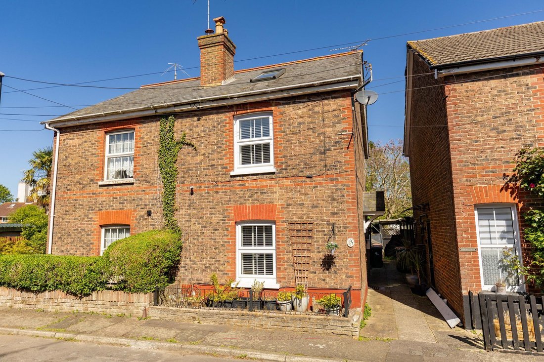 House in County Oak, Crawley, England 1 - 18660733