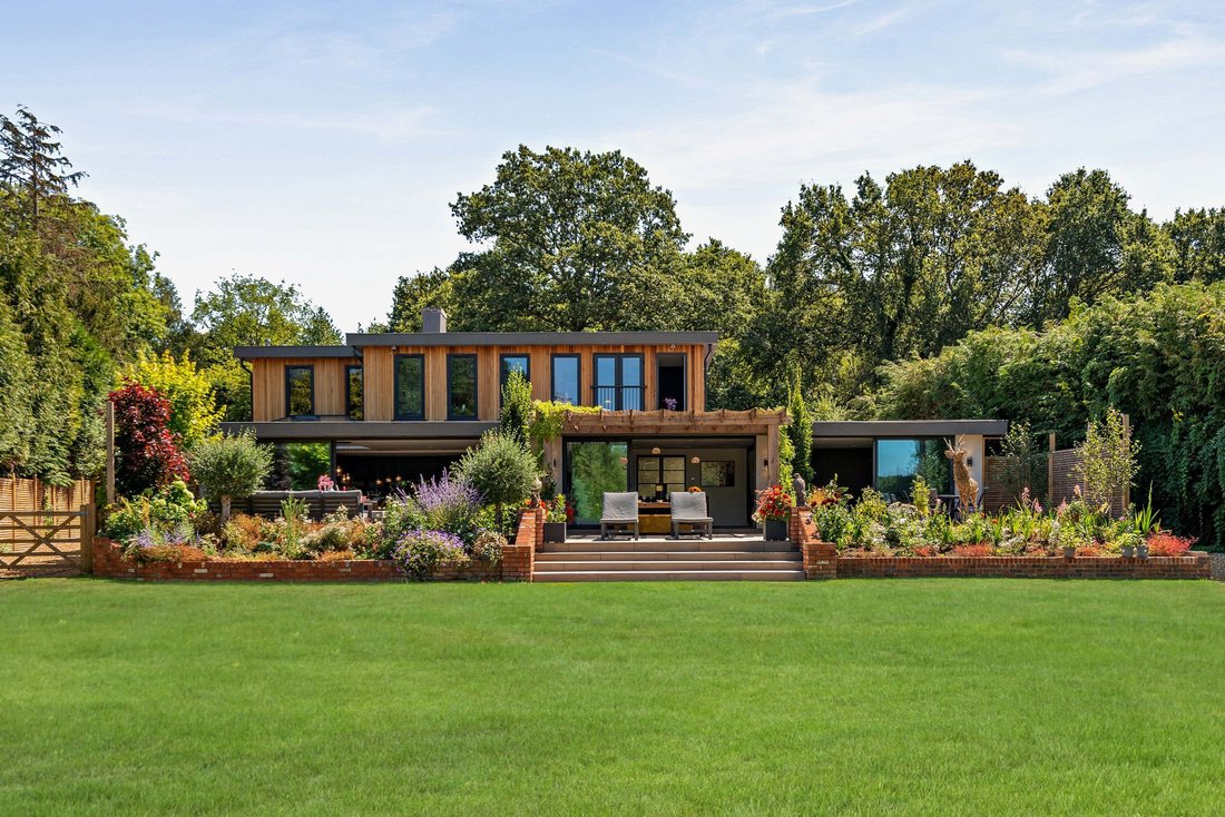House in Whitmoor, Worplesdon, England 1 - 18659550