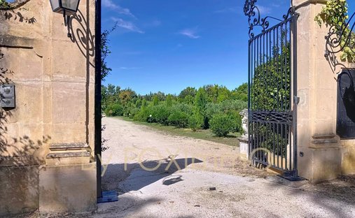 Estate in Mouriès, Provence-Alpes-Côte d'Azur, France 1