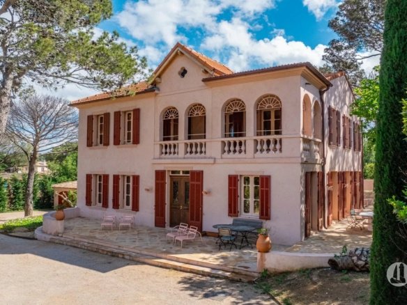 House in Zone Ouest Urbaine, Saint-Tropez, France 5 - 18660393