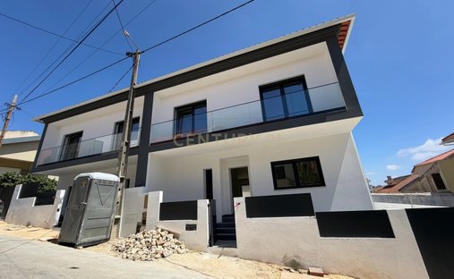 Villa in Casal de Cambra, Lisbon, Portugal 1