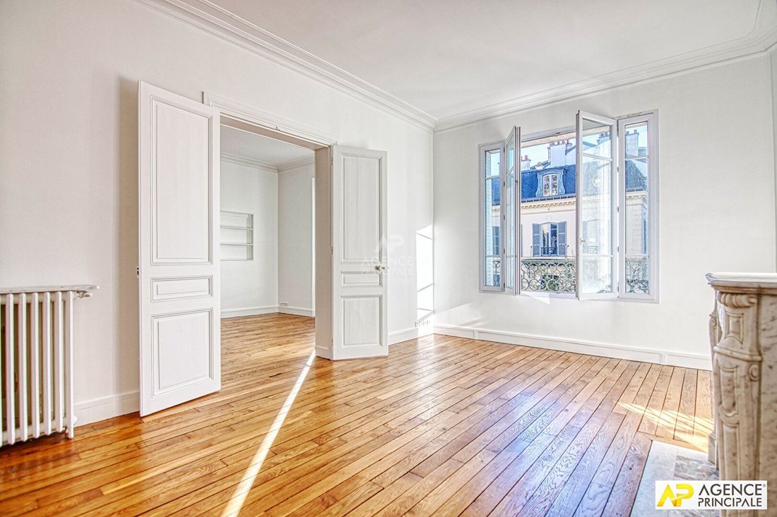 Apartment in Domaine National du Château, Versailles, France 4 - 18660316