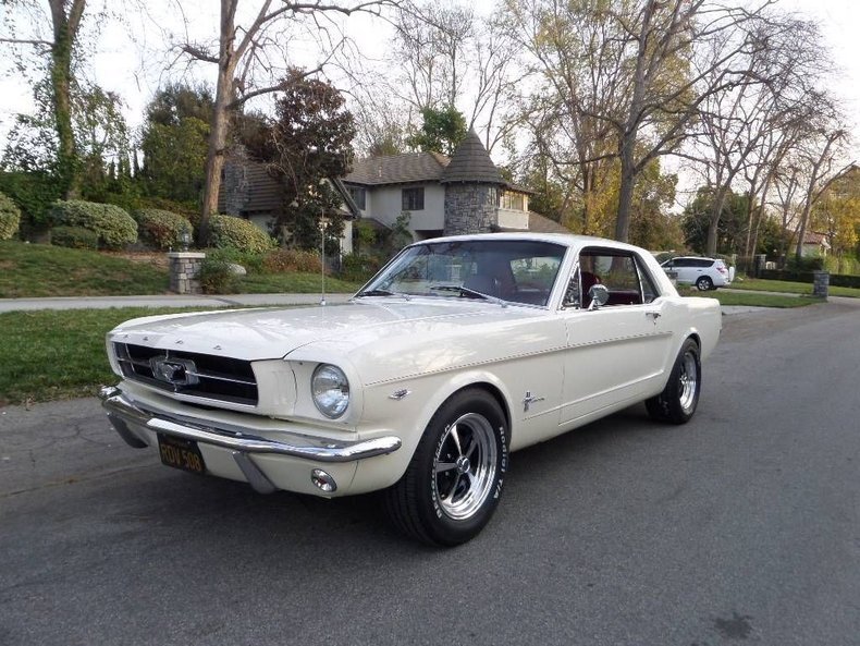 Coupe in Glendale, United States 1 - 18666333