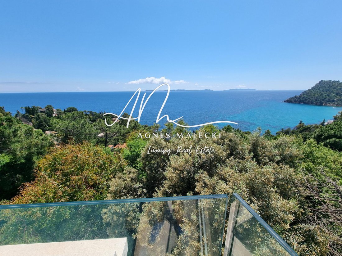 Estate in Rayol-Canadel-sur-Mer, Provence-Alpes-Côte d'Azur, France 3 - 15782533