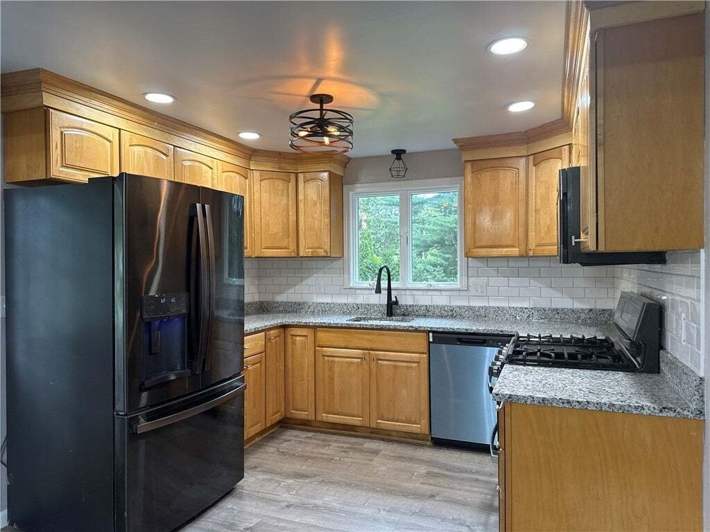 House in Cranston, Rhode Island, United States 5 - 18665944