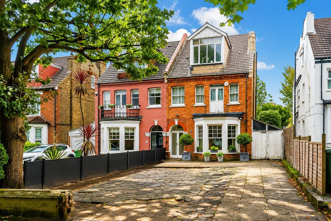 House in London Borough of Sutton, England 1 - 16780219