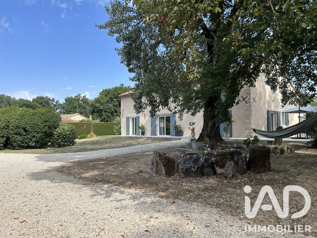 House in Saint-Julien-l'Ars, Nouvelle-Aquitaine, France 1 - 18668206