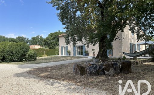House in Saint-Julien-l'Ars, Nouvelle-Aquitaine, France 1