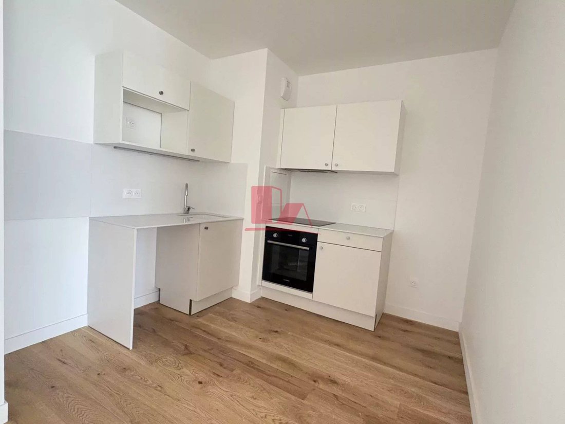 Apartment in Espaces Jeunes, Issy-les-Moulineaux, France 4 - 16329047