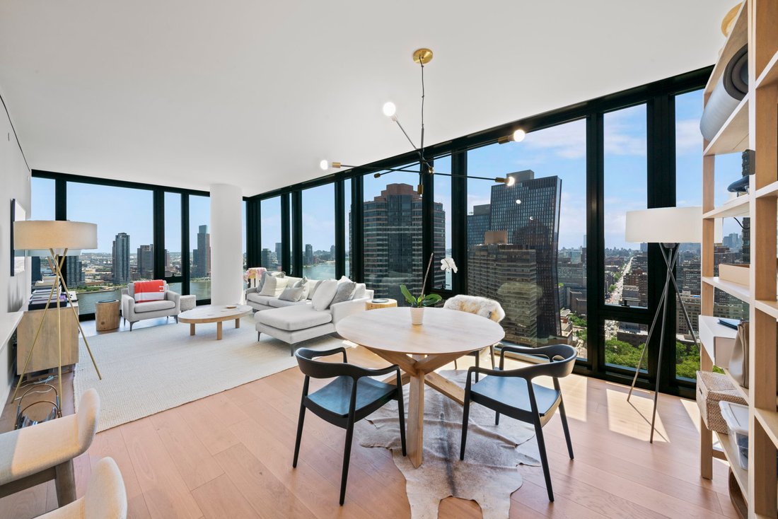 New York, New York, United States 4 - 18664303