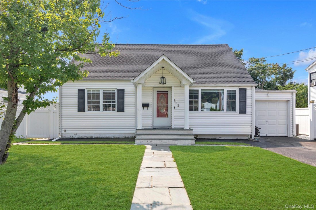 House in West Babylon, New York, United States 1 - 18664272