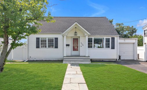House in West Babylon, New York, United States 1