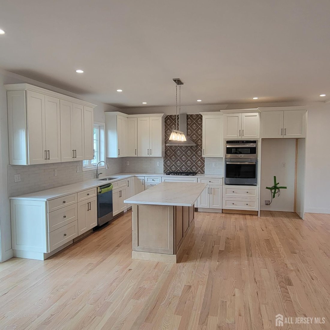 House in Woodbridge Township, New Jersey, United States 2 - 18659791