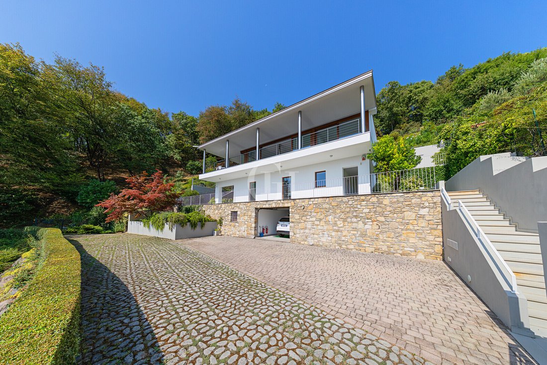 Villa in Salo, Lombardy, Italy 2 - 18666407