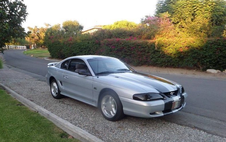 Coupe in Glendale, United States 1 - 18666320