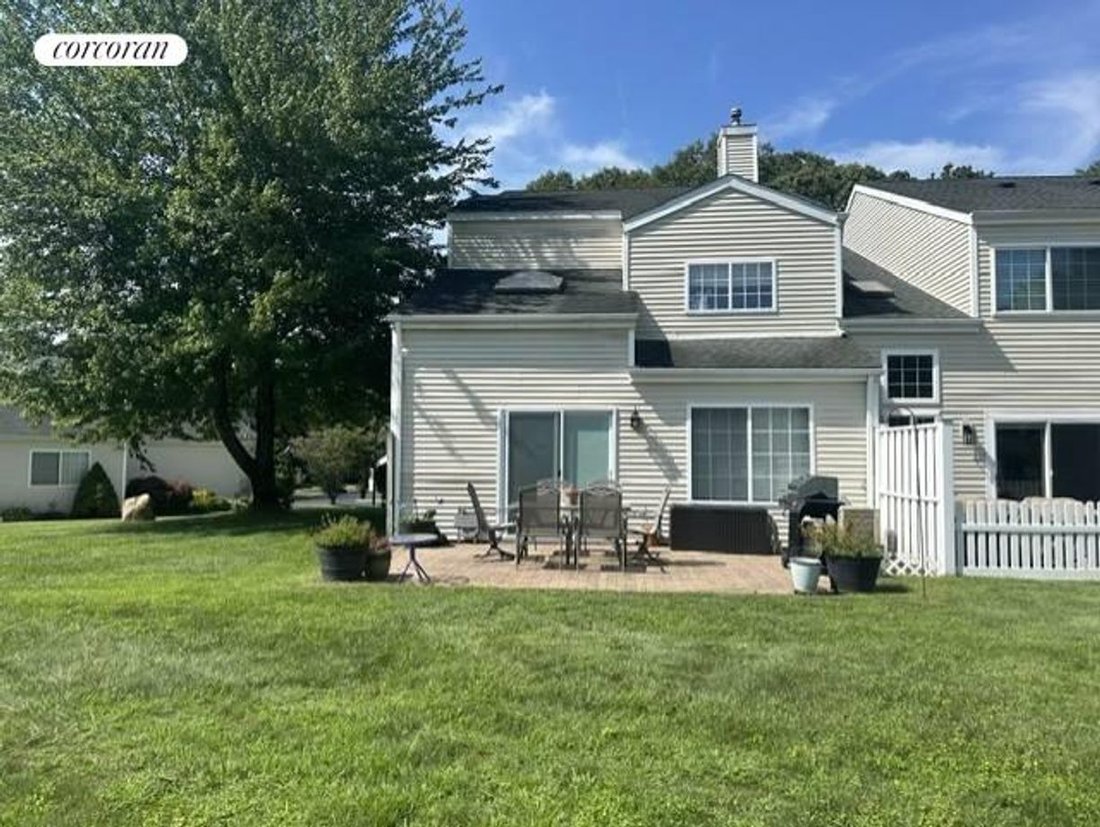 Manorville, New York, United States 2 - 18666621