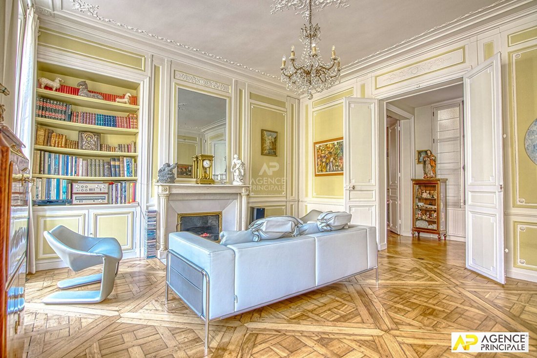 Apartment in Domaine National du Château, Versailles, France 3 - 18660283