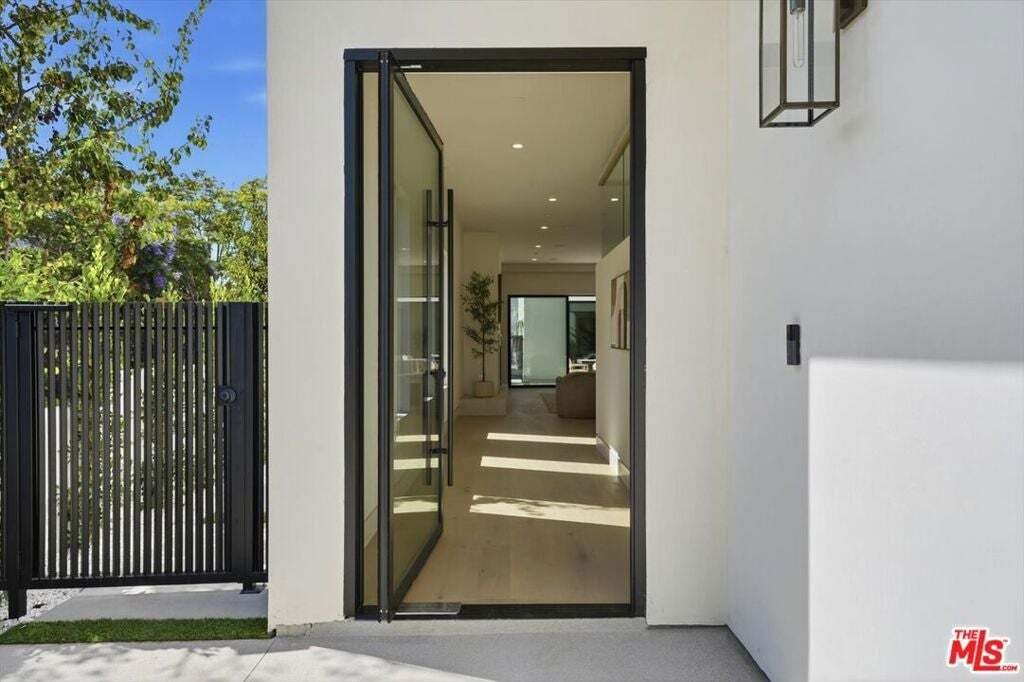 House in Los Angeles, California, United States 4 - 18662024