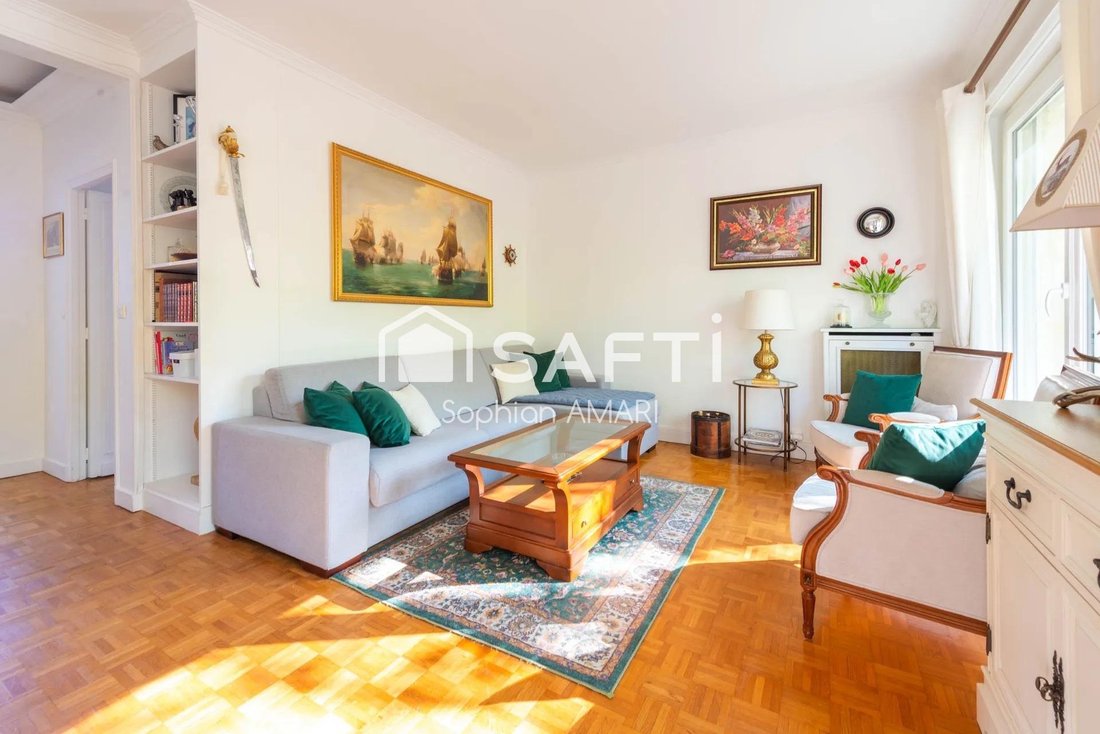 Apartment in Domaine National du Château, Versailles, France 2 - 18650381