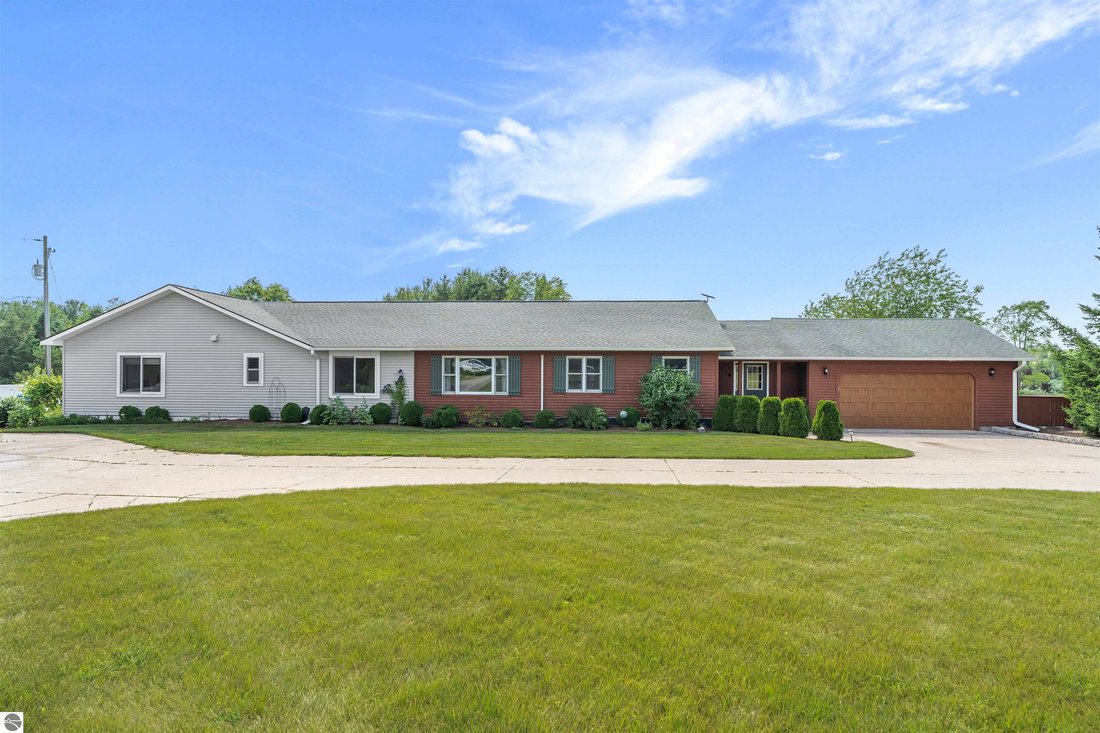 House in Garfield Township, Michigan, United States 1 - 18670299