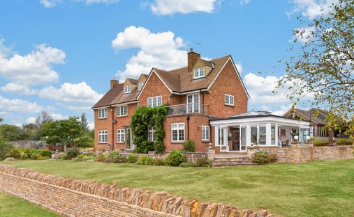 Country House in South Leigh, England 1