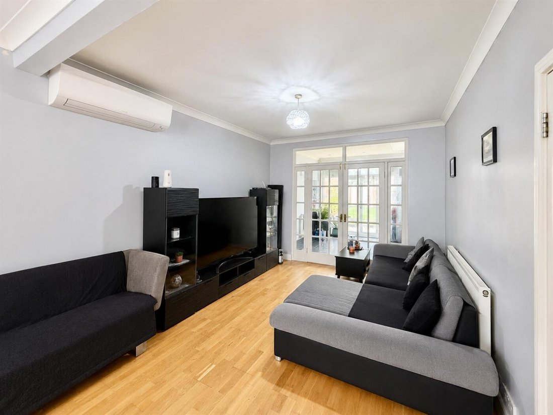 House in Norwood Green, Ealing, England 3 - 17382800
