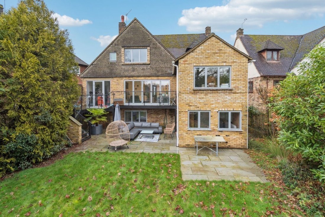 House in Farnham Royal, England 1 - 17493407