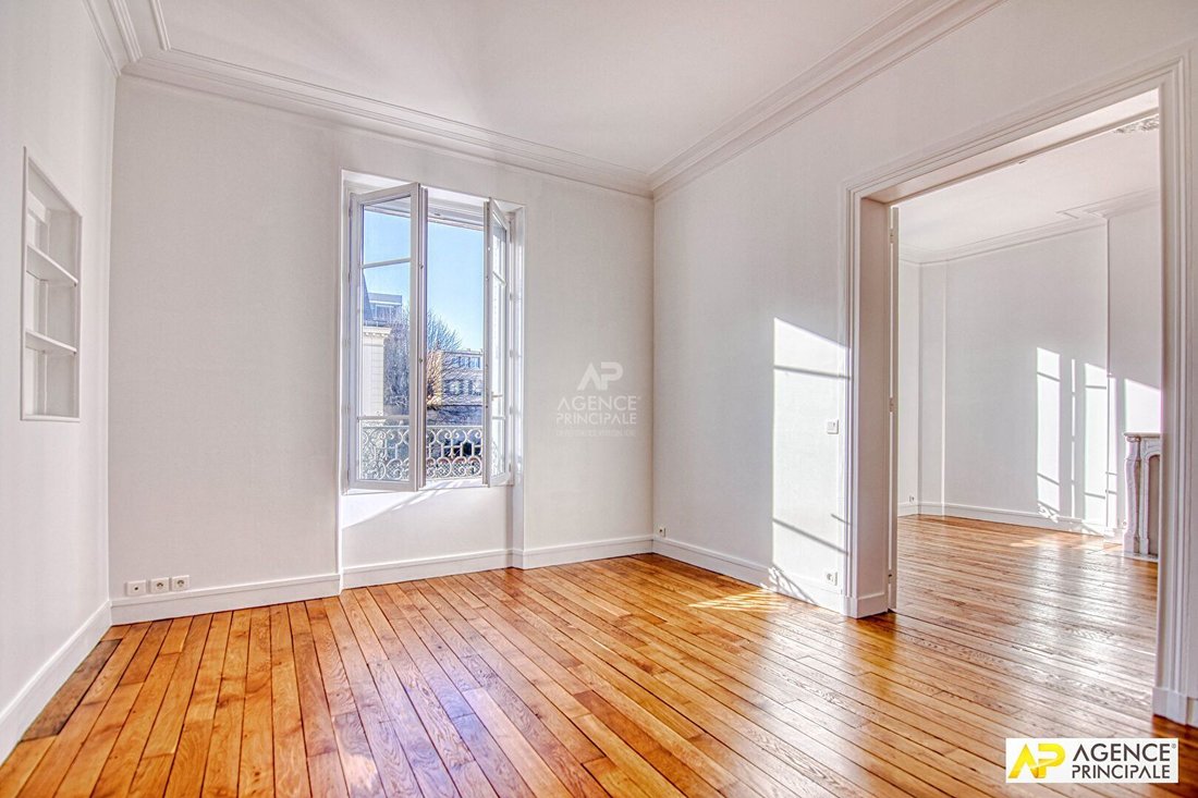 Apartment in Domaine National du Château, Versailles, France 2 - 18660316