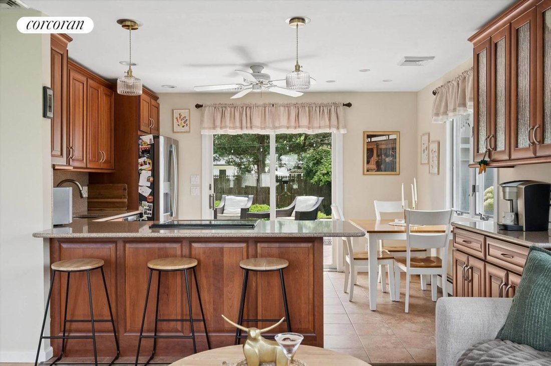 House in Center Moriches, New York, United States 5 - 18644650