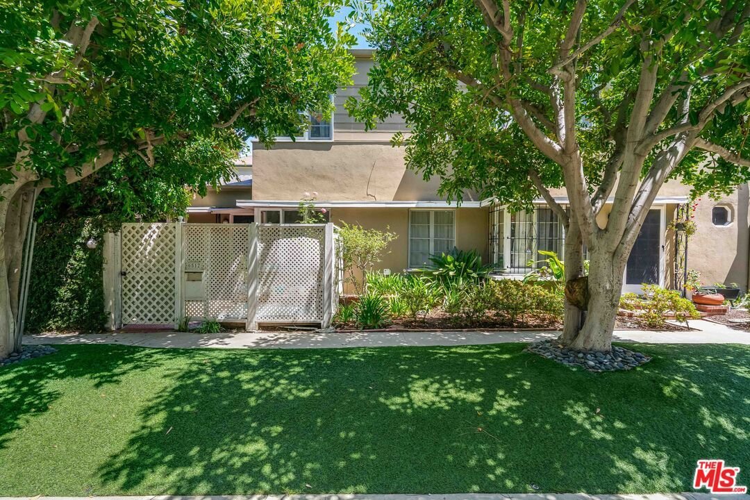 West Hollywood, California, United States 5 - 18666976