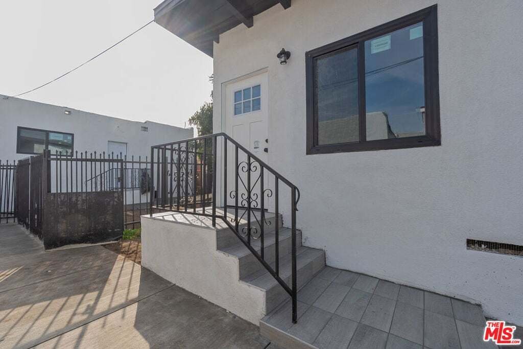 Los Angeles, California, United States 5 - 18667630