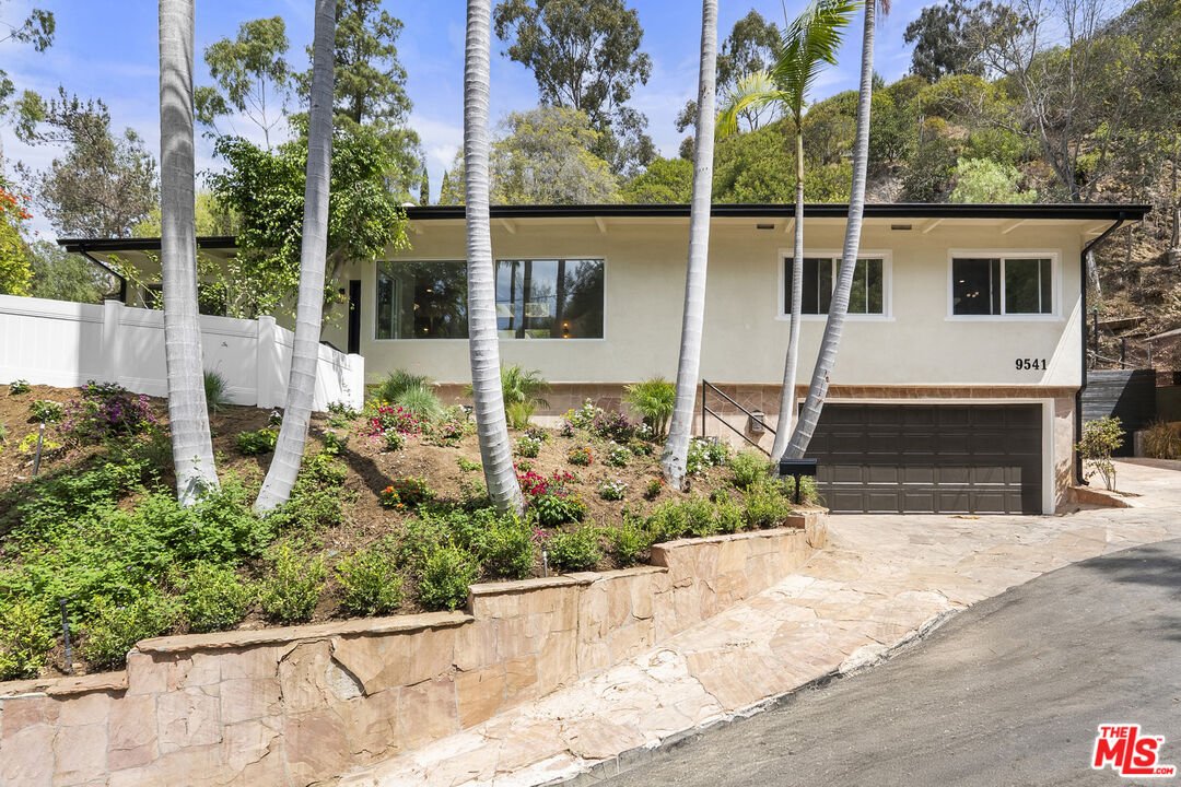 Los Angeles, California, United States 1 - 18664355