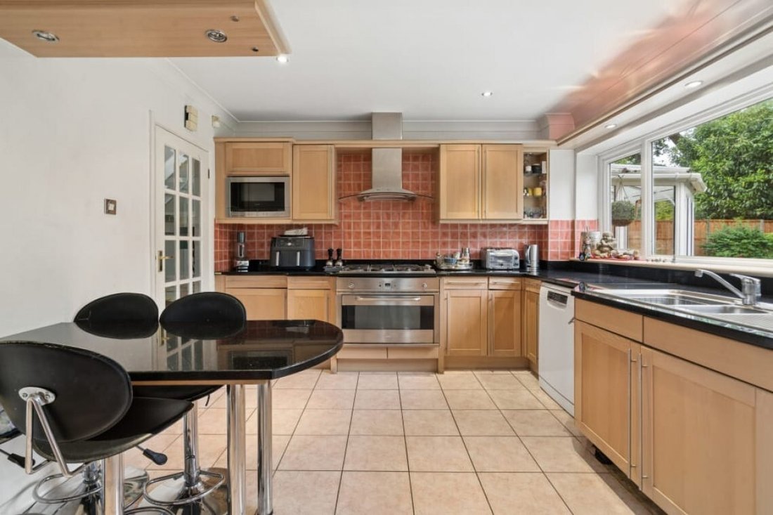 House in Farnham Royal, England 3 - 18147703