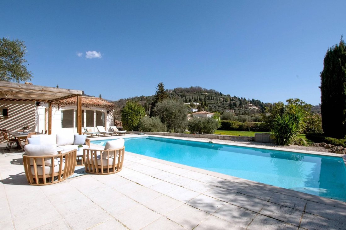 Villa in Châteauneuf-Grasse, Provence-Alpes-Côte d'Azur, France 3 - 17408052